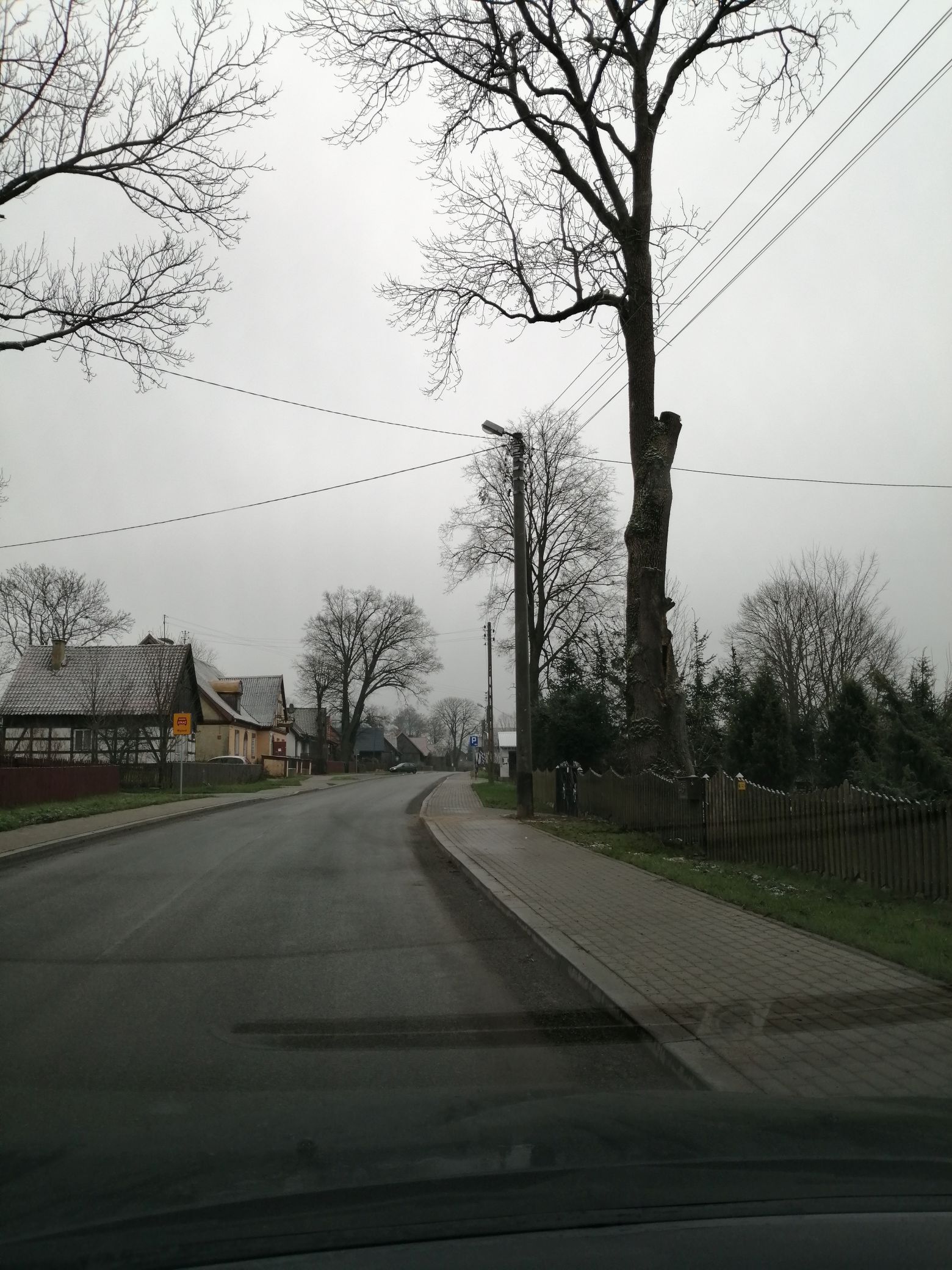 Droga powiatowa w miejscowości Klon po przebudowie