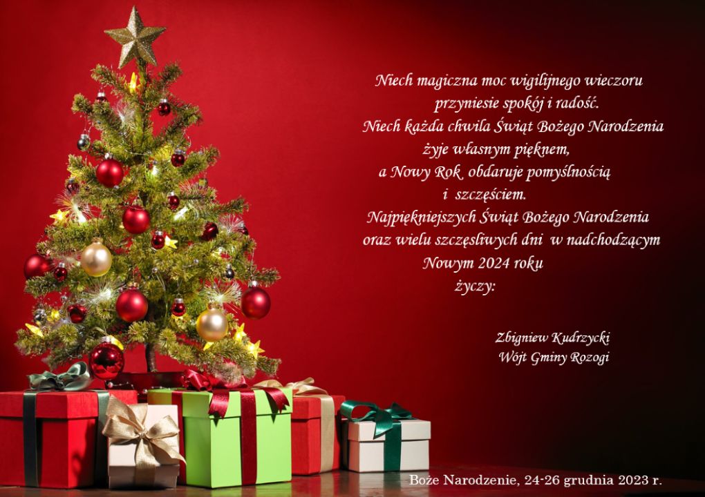 Życzenia z okazji Świąt Bożego Narodzenia w roku 2023 złożone przez Wójta Gminy Rozogi Zbigniewa Kudrzyckiego, na czerwonym tle prezenty pod choinkąchoinka 